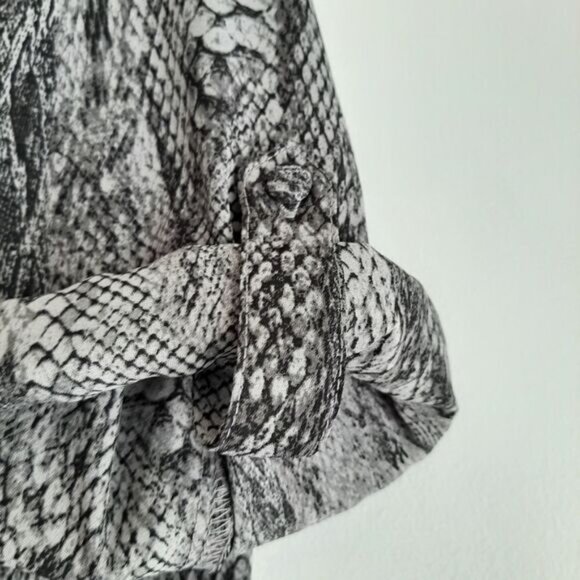 TORRID / Light Georgette Utility Button Down Blouse Snake Pattern Sz 2X - Picture 14 of 16